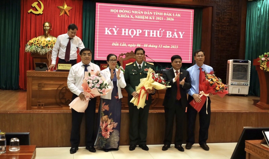 Đồng chí Phạm Minh Tấn, Phó Bí thư Thường  trực Tỉnh ủy  và đồng chí Huỳnh Thị Chiến Hòa tặng hoa chúc mừng 