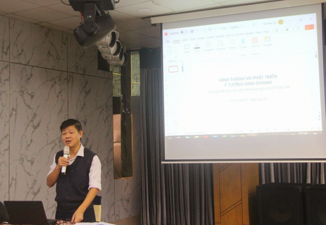 PGS.TS. Trần Văn Ơn, chuyên gia cao cấp về Chương trình OCOP giới thiệu các nội dung thuộc Chương trình OCOP.