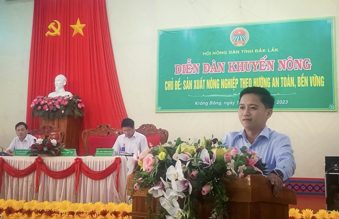 Phó Chủ tịch Hội Nông dân tỉnh Võ Văn Dũng phát biểu tại Diễn đàn.