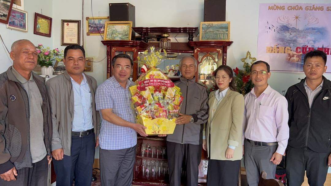 Phó Bí thư Thường trực Huyện ủy Nguyễn Quang Hùng thăm, chúc mừng Giáng sinh tại điểm nhóm sinh hoạt Tin lành buôn Adrơng Điết, xã Cư Pơng.