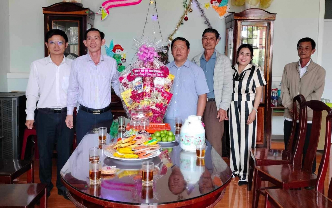 Bí thư Huyện ủy Nguyễn Hải Đông chúc mừng Giáng sinh tại điểm nhóm sinh hoạt
