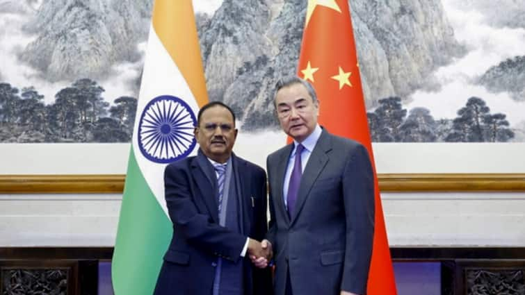 Cố vấn An ninh Quốc gia Ấn Độ Shri Ajit Doval (trái) và Ngoại trưởng Trung Quốc Vương Nghị tại cuộc gặp ngày 18/12 tại Bắc Kinh, Trung Quốc. Ảnh: PTI