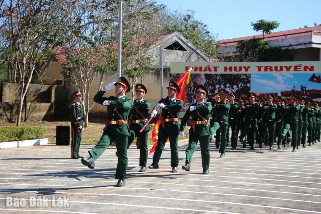 Cán bộ, chiến sĩ lực lượng vũ trang tỉnh tham gia duyệt đội ngũ.