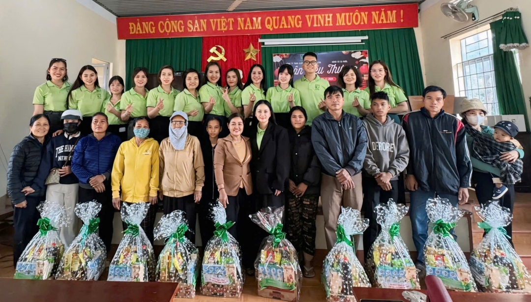 Lãnh đạo và nhân viên 