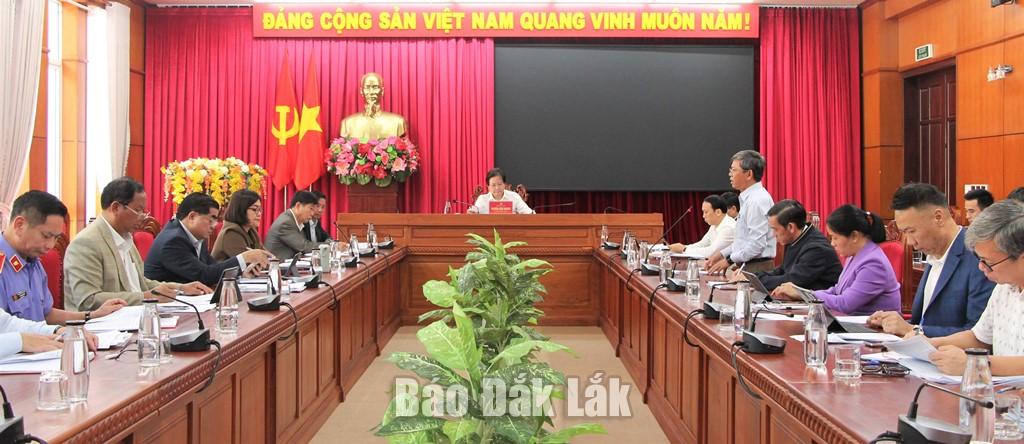 Các đại biểu thảo luận, nêu ý kiến tại Tổ thảo luận số 1