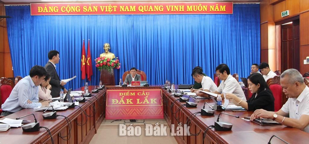 Các đại biểu nêu ý kiến thảo luận tại Tổ thảo luận số 3 của Hội nghị Ban Chấp hành Đảng bộ tỉnh lần thứ 27 (mở rộng).