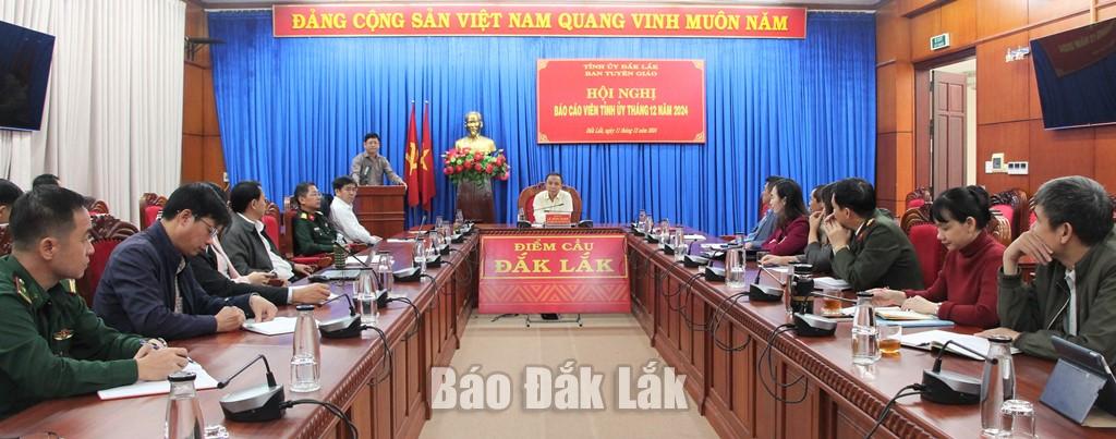 Các đại biểu dự hội nghị nghe thông tin về thực hiện tổng kết Nghị quyết số 18-NQ/TW.