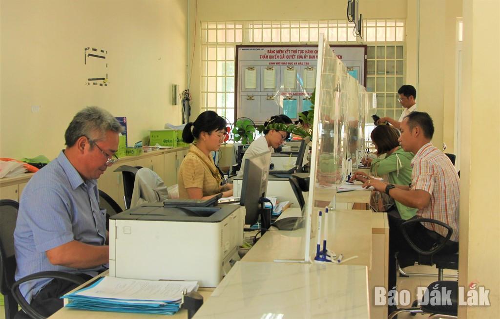 Cán bộ, công chức Trung tâm hành chính công huyện Ea Kar giải quyết thủ tục hành chính cho người dân.