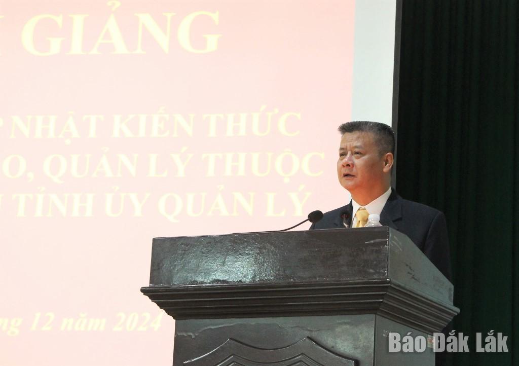 Phó Trưởng Ban Thường trực Ban Tổ chức Tỉnh ủy Trần Tuấn Anh phát biểu tại lễ khai giảng.