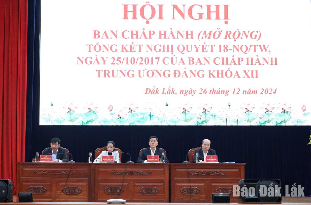 Các đồng chí lãnh đạo tỉnh chủ trì, điều hành hội nghị.