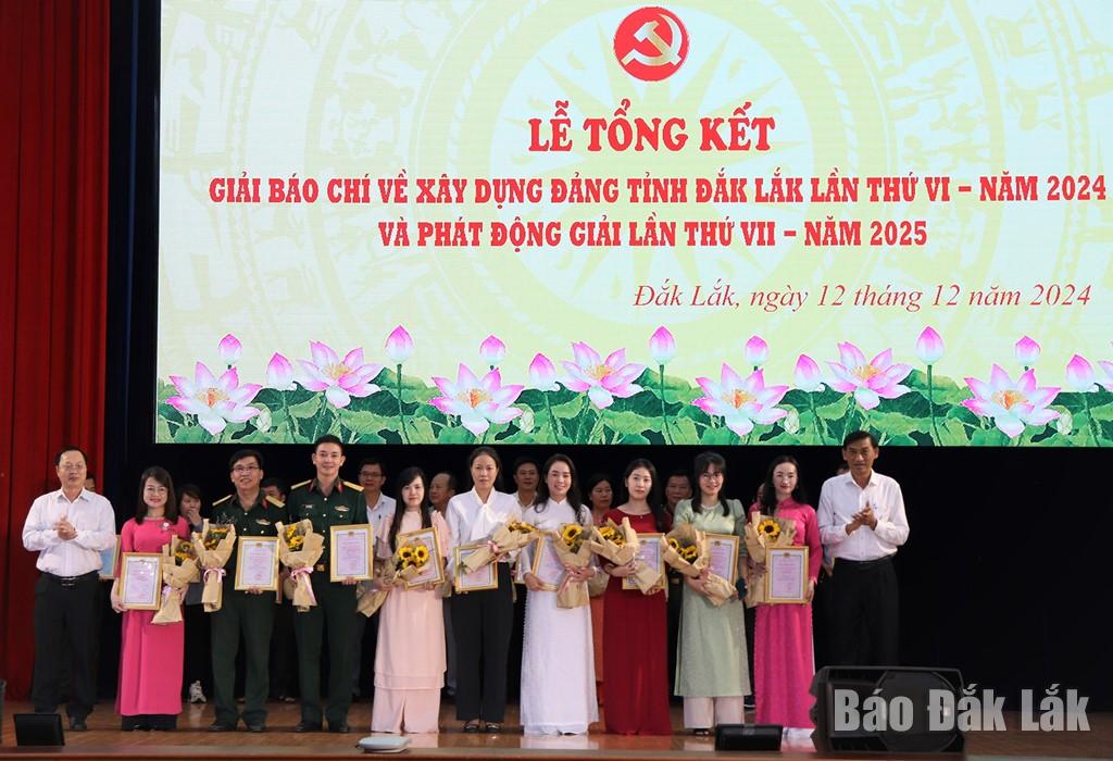 Phó trưởng Ban Thường trực Ban Tuyên giáo Tỉnh ủy Huỳnh Chiến Thắng và Phó trưởng Ban Tổ chức Tỉnh ủy Lê Nam Cao trao giải C cho các tác giả, nhóm tác giả.