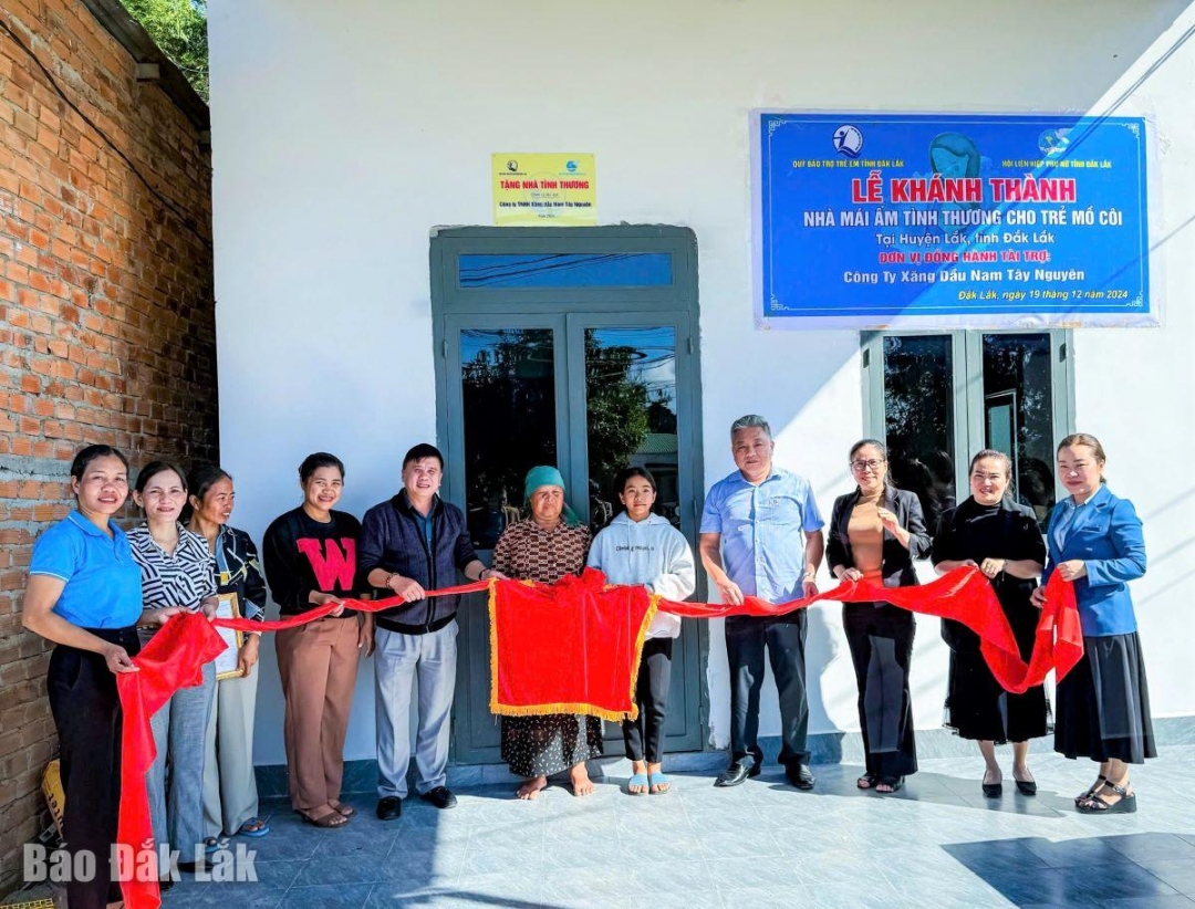 Lễ bàn giao nhà tình thương cho trẻ em có hoàn cảnh khó khăn tại buôn Bàng (xã Đắk Liêng, huyện Lắk).