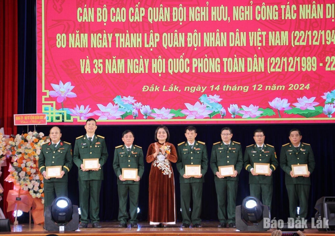 Phó Chủ tịch UBND tỉnh HYim Kđoh trao Kỷ niệm chương tặng các cán bộ quân đội nghỉ hưu, nghỉ công tác.