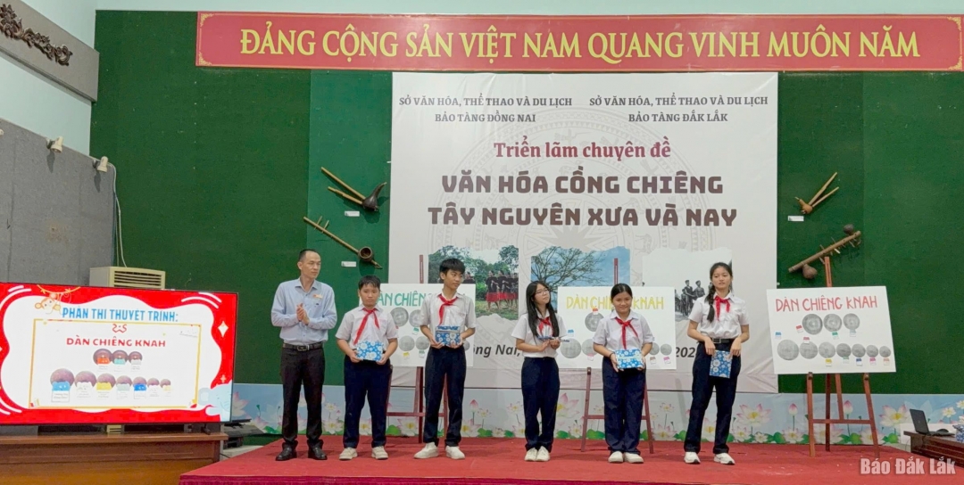 Các em học sinh tham gia hoạt động tìm hiểu về văn hóa cồng chiêng tại triển lãm. (Ảnh: Bảo tàng Đắk Lắk)