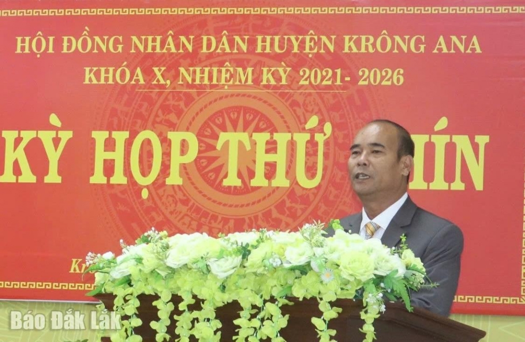 Chủ tịch HĐND huyện Y Nem Bkrông phát biểu tại kỳ họp.