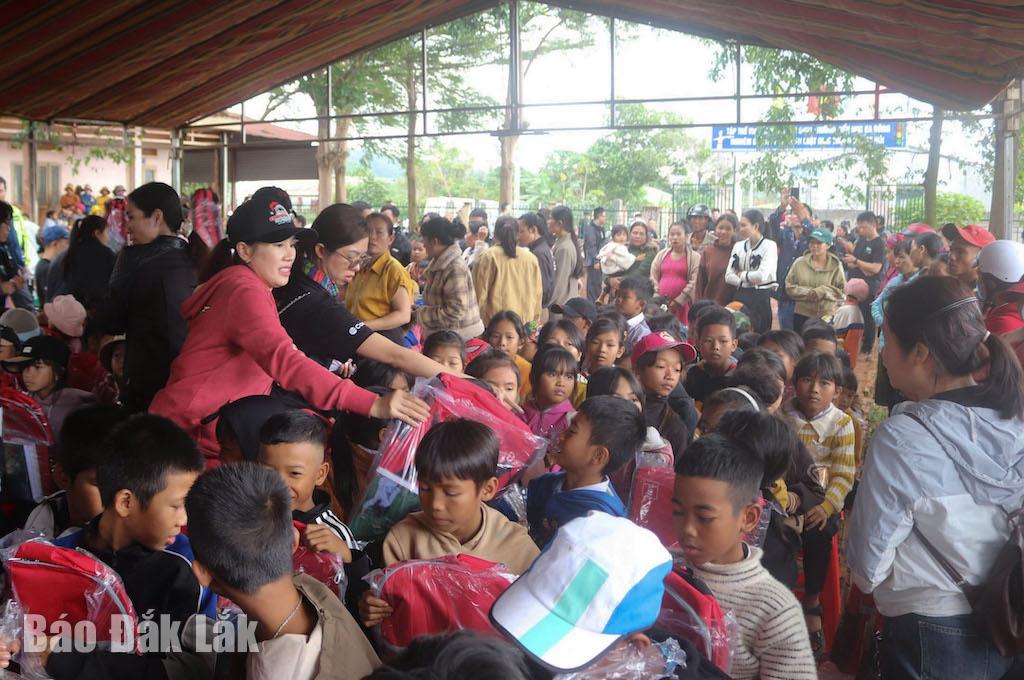 ... và trao những phần quà thiết thực cho các em học sinh.