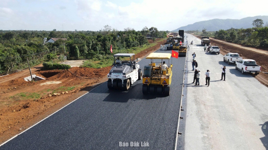 Những mét bê tông nhựa đầu tiên của Dự án cao tốc Khánh Hòa - Buôn Ma Thuột đoạn qua tỉnh Đắk Lắk. thầu số 3