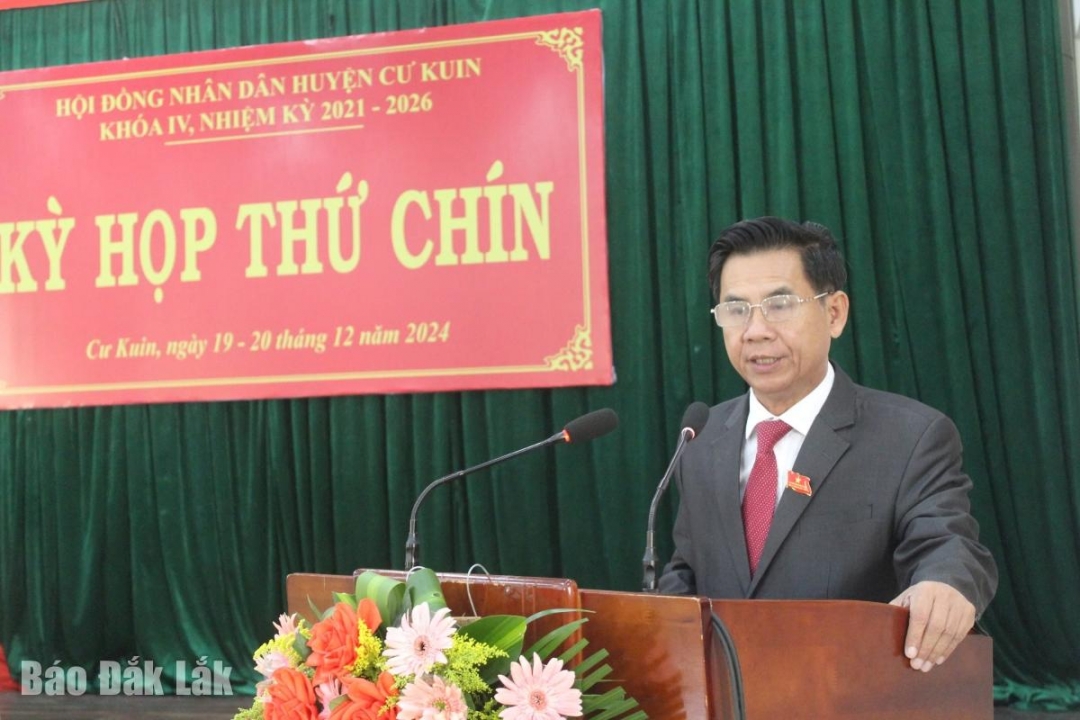 Chủ tịch UBND huyện Võ Tấn Huy làm rõ thêm tình hình phát triển kinh tế - xã hội và giải pháp, nhiệm vụ trong năm 2025.