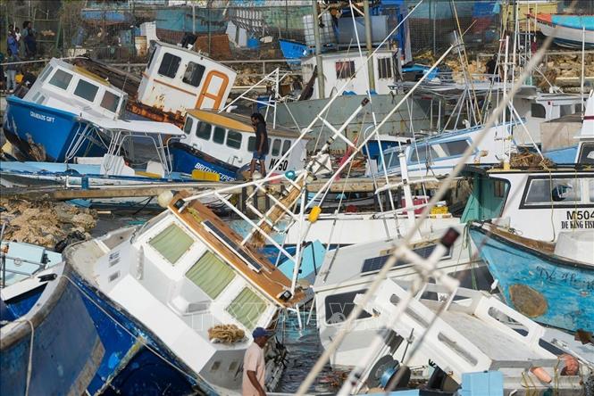 Tàu cá bị phá hủy do bão Beryl tại Barbados ngày 1/7/2024. Ảnh: CNN/TTXVN