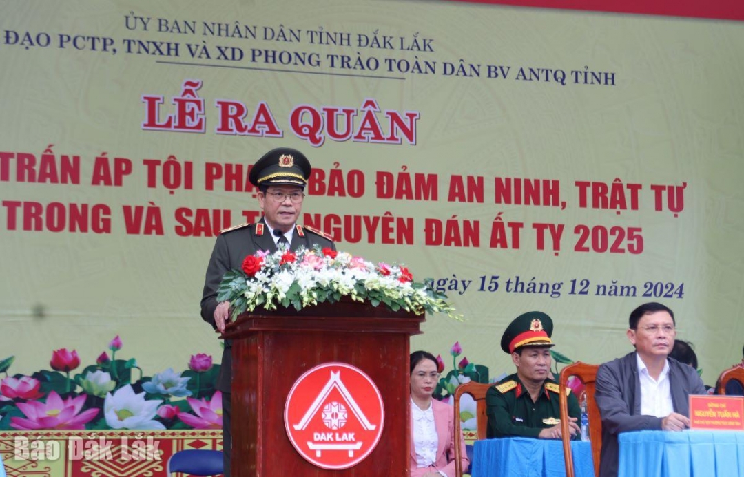 Thiếu tướng Lê Vinh Quy, Ủy viên Ban thường vụ Tỉnh ủy, Giám đốc Công an tỉnh phát động ra quân.