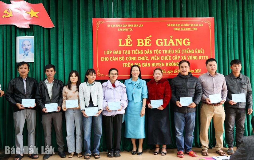 Trao giấy chứng nhận hoàn thành lớp học cho các học viên.