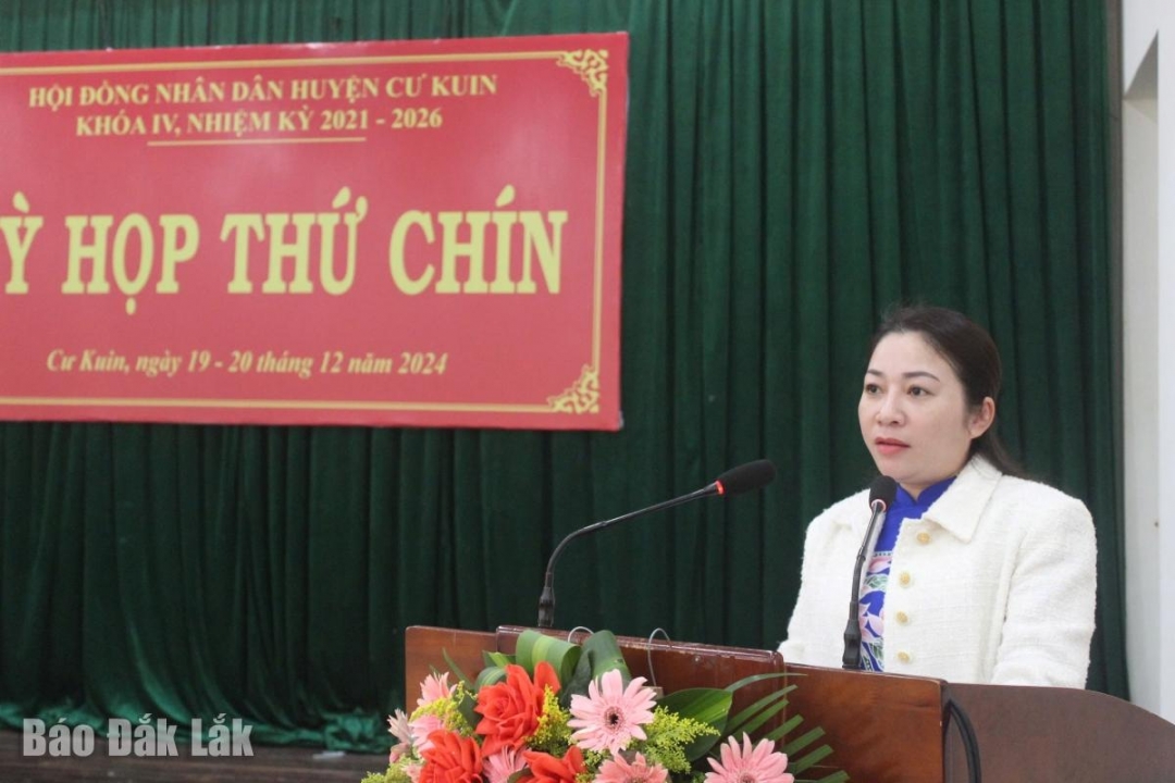 Tỉnh ủy viên, Bí thư Huyện ủy Cư Kuin Phúc Bình Niê Kđăm phát biểu chỉ đạo tại kỳ họp.