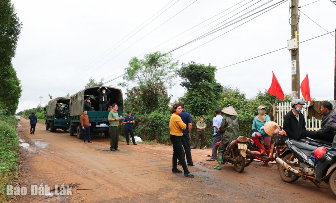 Các cơ quan chức năng làm việc, tuyên truyền, vận động gia đình bà Nguyễn Thị Hiền.