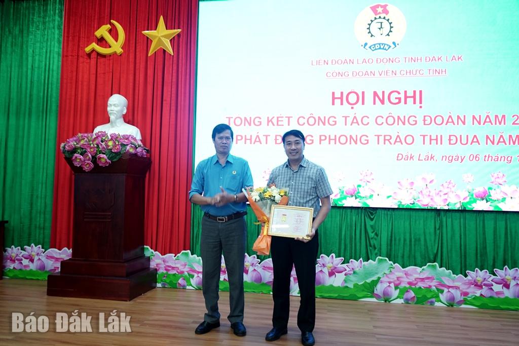 Chủ tịch Liên đoàn Lao động tỉnh Lê Văn Thành trao Bằng lao động sáng tạo cho đoàn viên Mai Văn Phúc (CĐCS Văn phòng Đăng ký đất đai tỉnh)