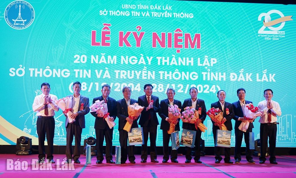 Đại diện lãnh đạo Sở Thông tin và Truyền thông tặng hoa và quà cho các đồng chí nguyên lãnh đạo Sở