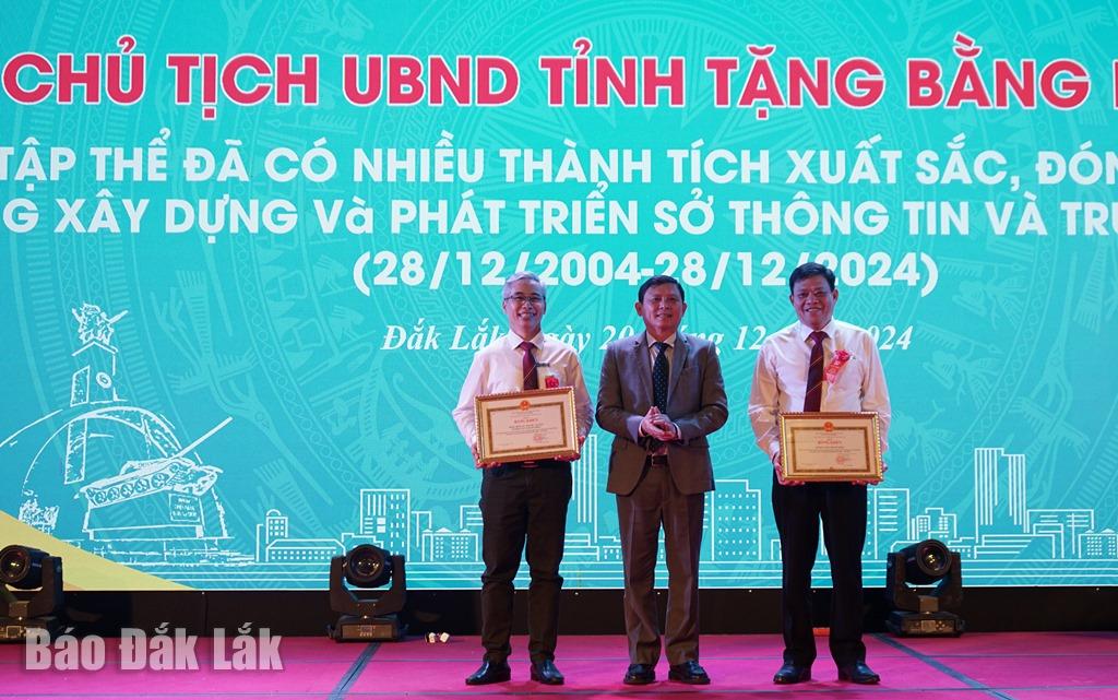 Phó Chủ tịch Thường trực UBND tỉnh Nguyễn Tuấn Hà tặng giấy khen cho 2 tập thể