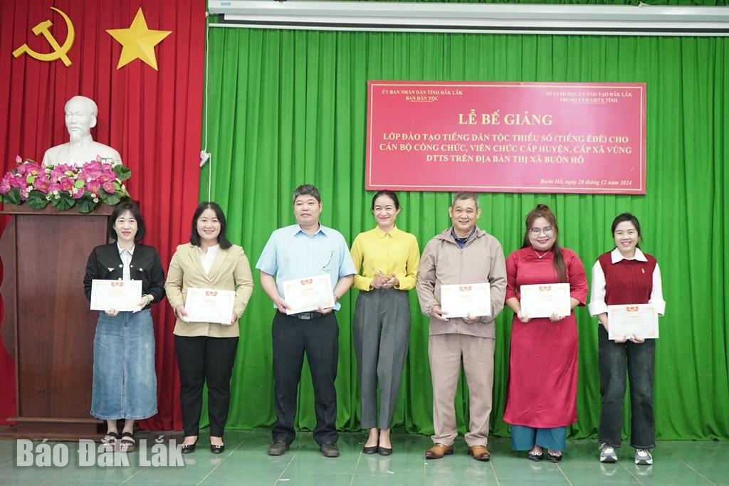 Các học viên tiêu biểu của khóa học nhận giấy khen