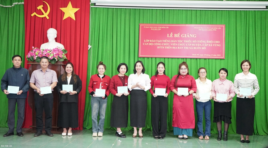 Các học viên nhận giấy chứng nhận hoàn thành khóa học 