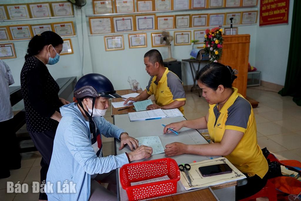 Nhân viên bưu điện TP. Buôn Ma Thuột chi trả lương hưu, trợ cấp bảo hiểm xã hội cho người hưởng. Ảnh minh họa