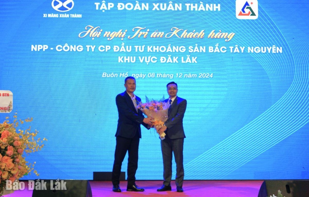 Ông Vũ Quang Bắc – Tổng Giám đốc Công ty Cổ phần Xi măng Xuân Thành tặng hoa tri ân NPP Công ty Cổ phần Đầu tư Khoáng sản Bắc Tây Nguyên.