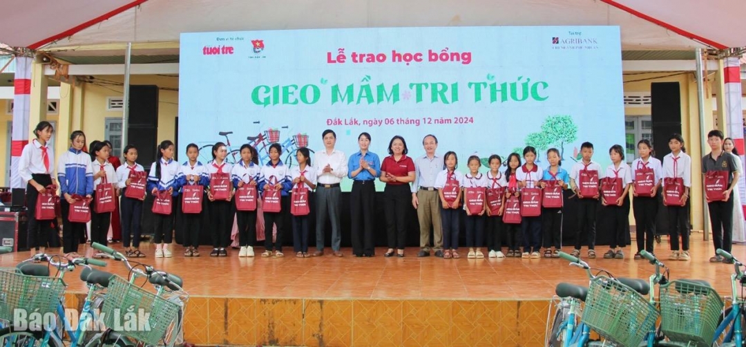 Đại diện các đơn vị trao học bổng cho học sinh.