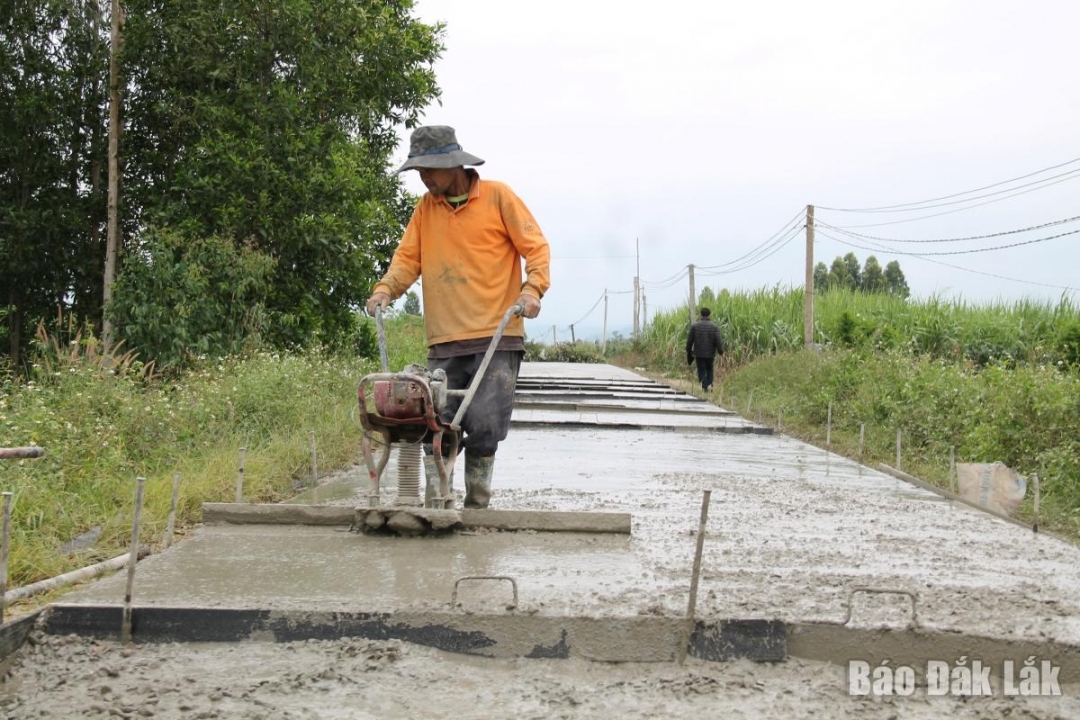 Bê-tông hóa các tuyến đường giao thông nông thôn trên địa bàn tỉnh Đắk Lắk.