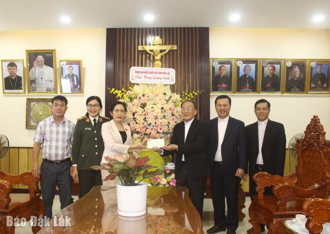 Đoàn ĐBQH tỉnh thăm, chúc mừng Tòa giám mục Giáo phận Buôn Ma Thuột.