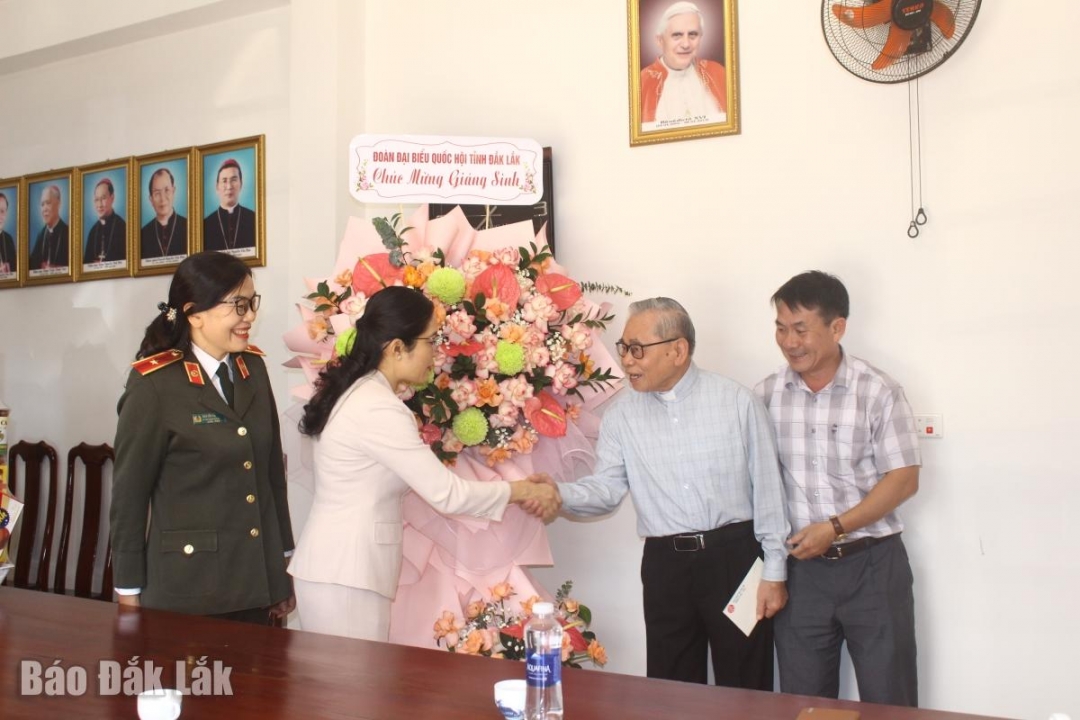 Đoàn ĐBQH tỉnh tặng hòa và quà chúc mừng Linh mục, các chức sắc, chức việc tại Nhà thờ Giáo xứ Dũng Lạc, TP. Buôn Ma Thuột.
