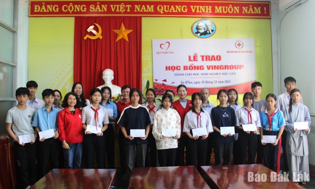 Các em học sinh tại huyện Ea Hleo nhận học bổng năm học 2024-2025 của Quỹ Thiện Tâm.