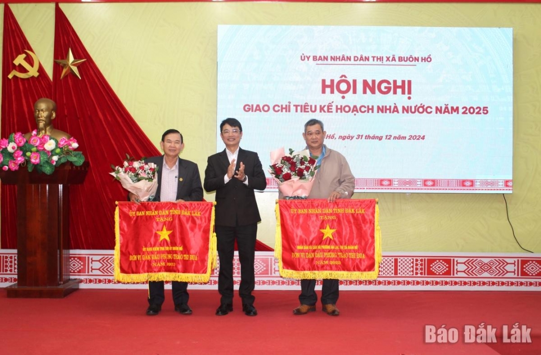 Các tập thể có thành tích dẫn đầu trong phong trào thi đua năm 2023 nhận Cờ thi đua của UBND tỉnh.