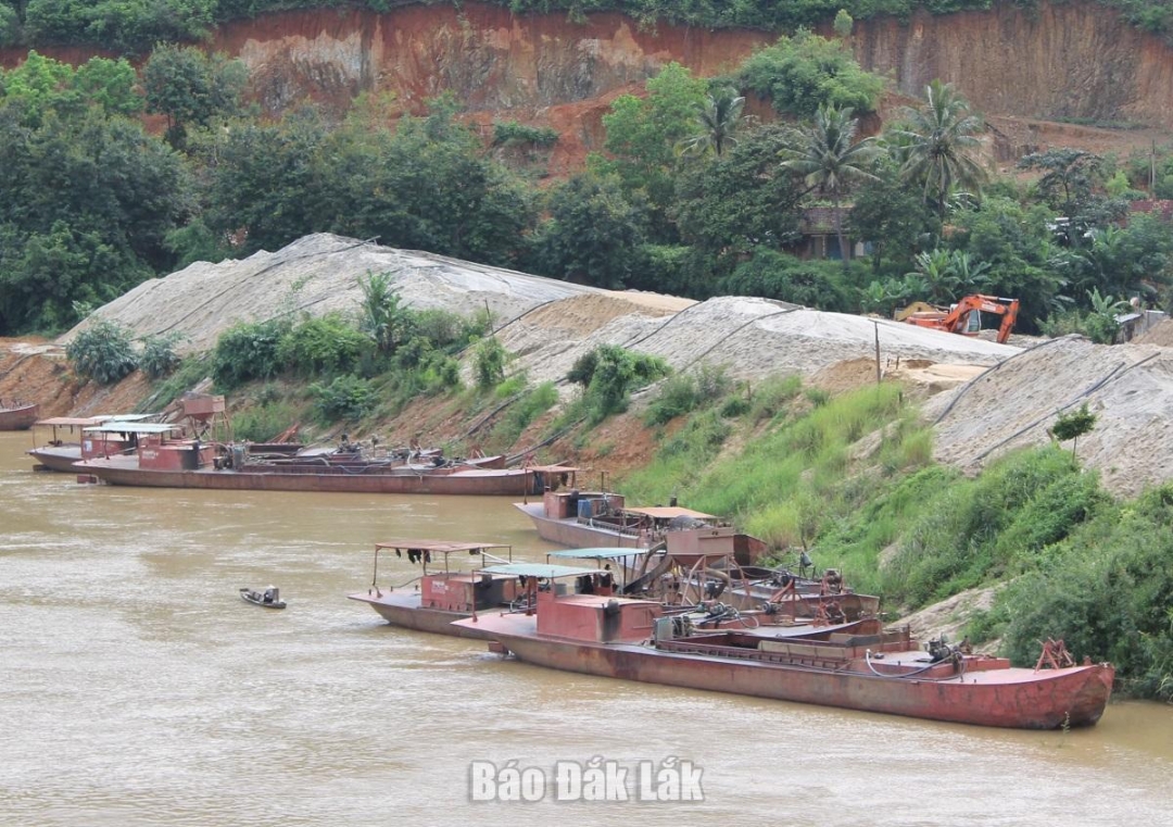 Hoạt động khai thác cát trên sông Krông Ana