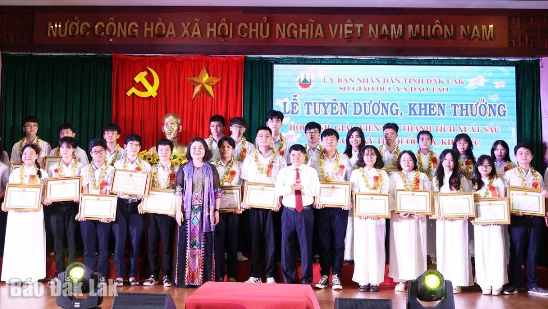 trao Bằng khen Bộ GD-ĐT và UBND tỉnh tặng học sinh đạt giải tại Kỳ thi chọn học sinh giỏi THPT quốc gia năm học 2023 - 2024.