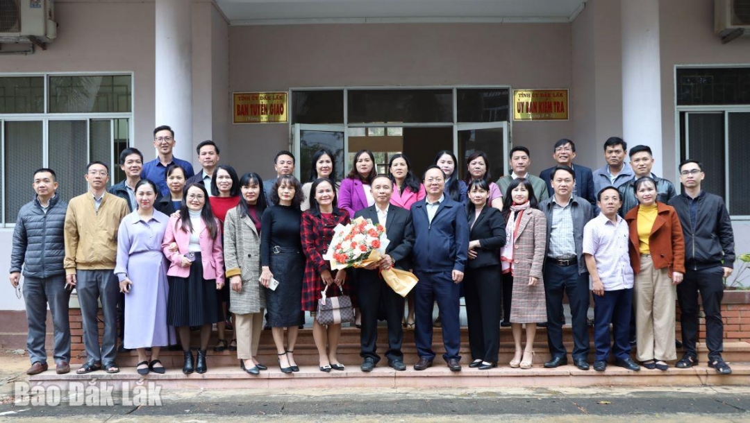 Tập thể lãnh đạo, công chức Ban Tuyên giáo Tỉnh ủy chụp ảnh lưu niệm cùng đồng chí Lê Đình Hoan.