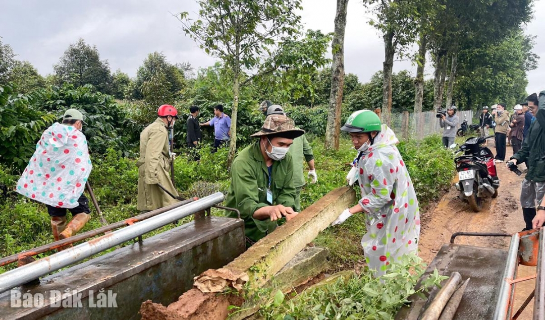 Các bên liên quan thực hiện nội dung thỏa thuận trước sự chứng kiến của cơ quan chức năng.