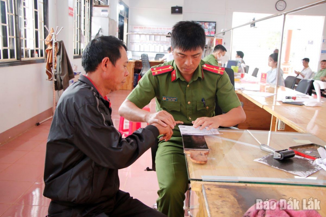 Công an Krông Năng làm thủ tục cấp căn cước cho người dân. Ảnh minh họa.