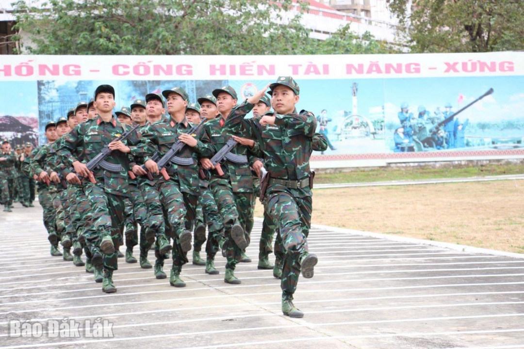 Cán bộ, sĩ quan lực lượng vũ trang tỉnh tham gia duyệt đội ngũ. (Ảnh minh họa)