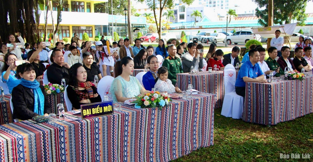 Đại biểu tham dự chương trình.