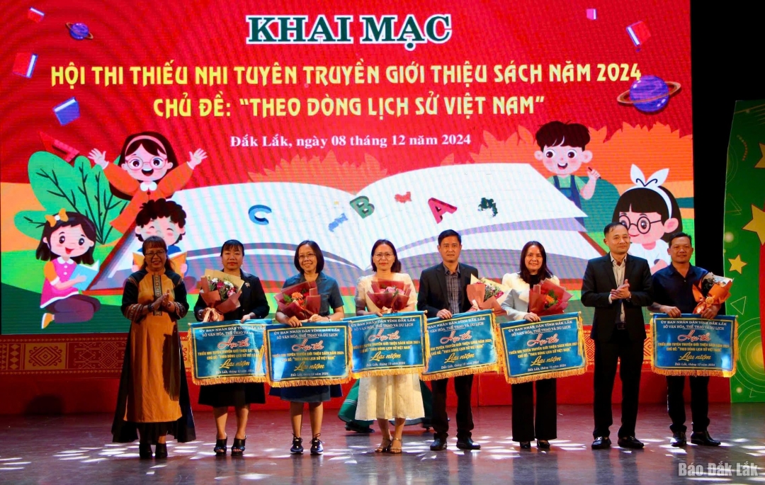 Ban tổ chức trao hoa và cờ lưu niệm cho các đội thi.