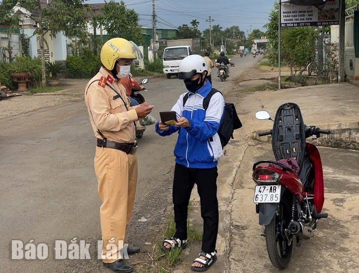 Lực lượng Cảnh sát giao thông - Công an huyện Krông Pắc kiểm tra