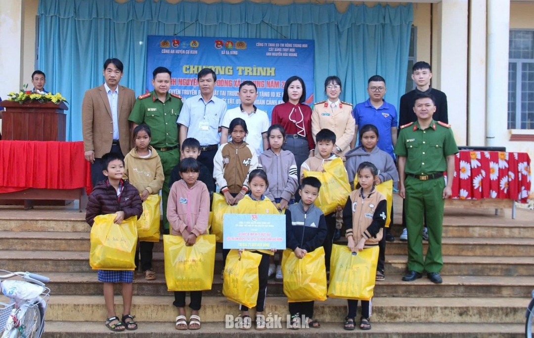 Những suất quà ý nghĩa được trao tận tay các em học sinh có hoàn cảnh khó khăn